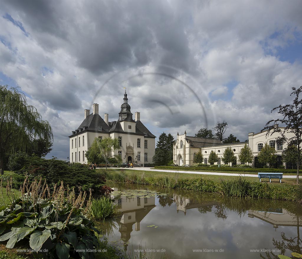 Huenxe-Gartrop, "Schloss Gartrop", Blick zum Schloss mit Wasserspiegelung und stimmungsvollem Wolkenhimmel; Wasserschloss; Huenxe-Gartrop, "Schloss Gartrop", view to the water castle with mirroring in the water and impressive clouded sky.