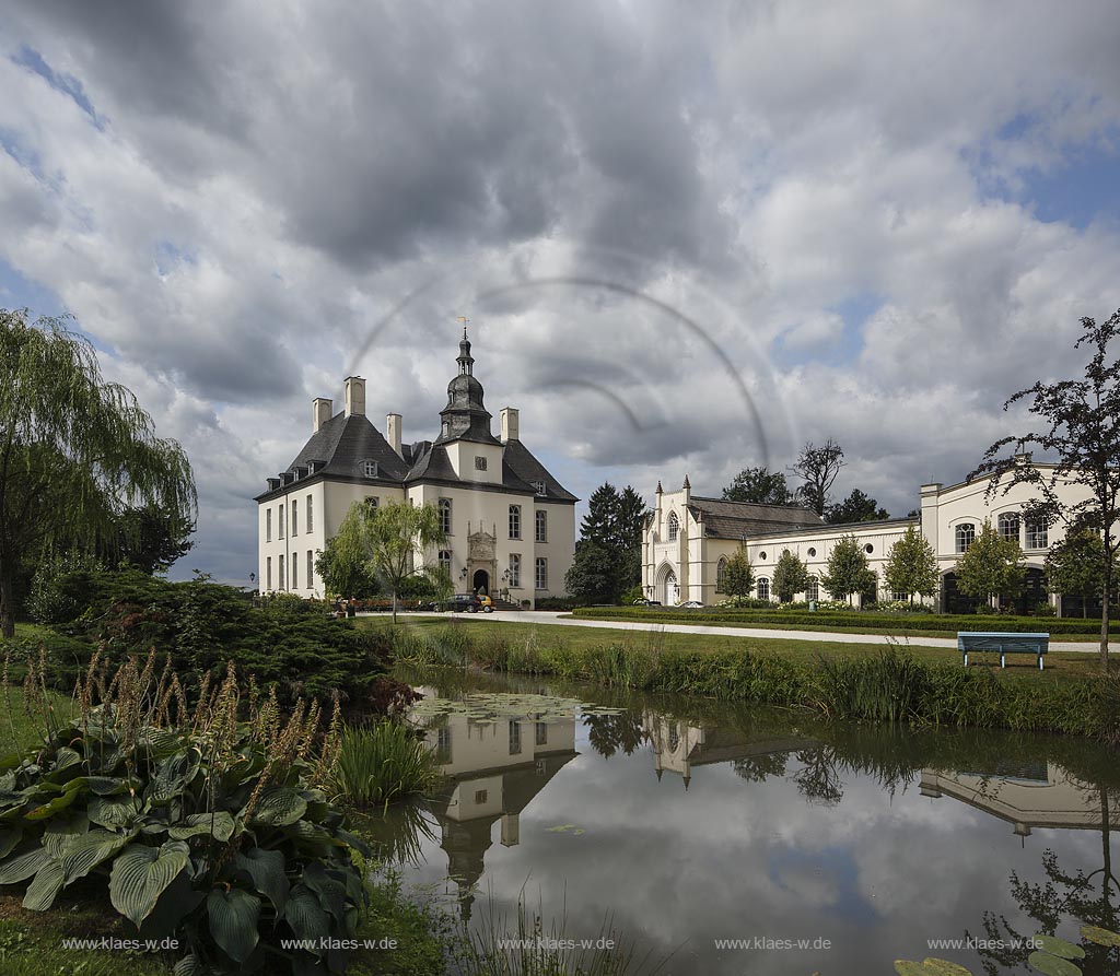 Huenxe-Gartrop, "Schloss Gartrop", Blick zum Schloss mit Wasserspiegelung und stimmungsvollem Wolkenhimmel; Wasserschloss; Huenxe-Gartrop, "Schloss Gartrop", view to the water castle with mirroring in the water and impressive clouded sky.