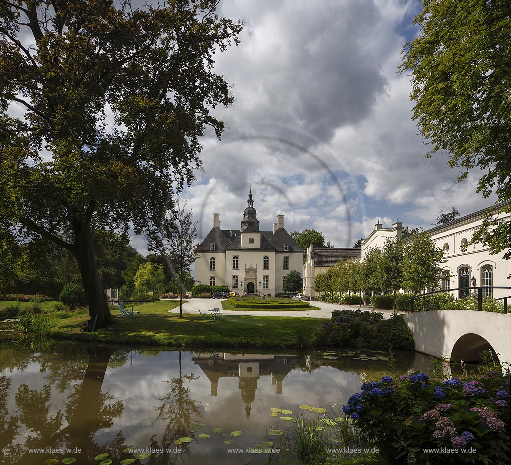 Huenxe-Gartrop, "Schloss Gartrop", Blick zum Schloss mit Wasserspiegelung und stimmungsvollem Wolkenhimmel; Wasserschloss; Huenxe-Gartrop, "Schloss Gartrop", view to the water castle with mirroring in the water and impressive clouded sky.