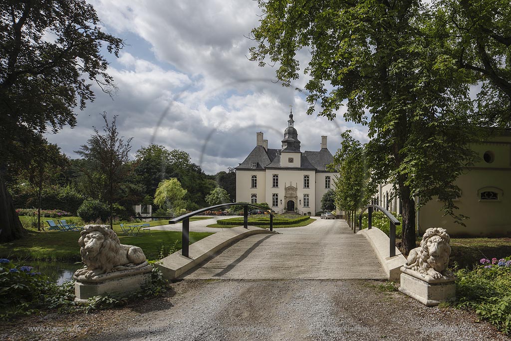 Huenxe-Gartrop, "Schloss Gartrop", Blick zum Schloss mit Brueckenzufahrt und stimmungsvollem Wolkenhimmel; Wasserschloss; Huenxe-Gartrop, "Schloss Gartrop", view to the water castle with bridge and impressive clouded sky.