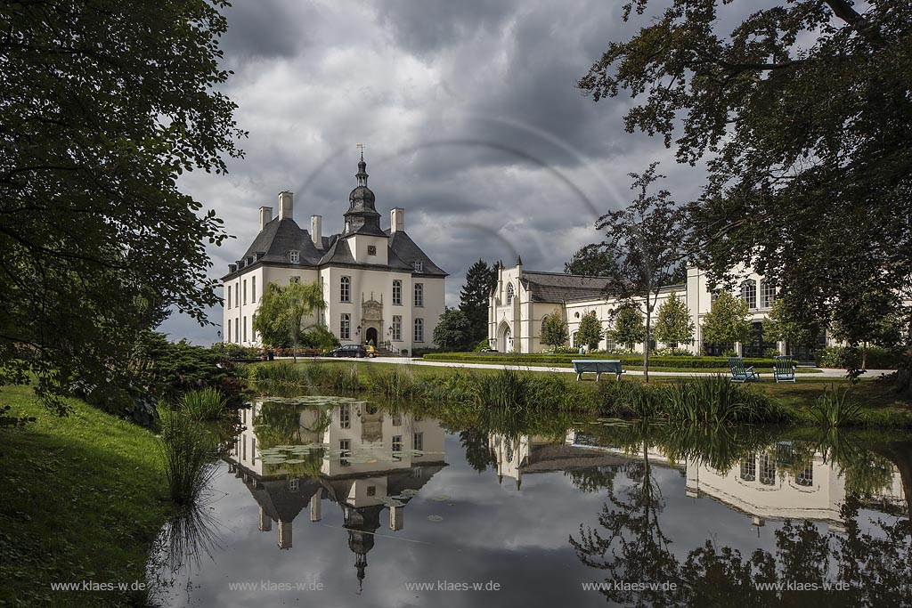 Huenxe-Gartrop, "Schloss Gartrop", Blick zum Schloss mit Wasserspiegelung und stimmungsvollem Wolkenhimmel; Wasserschloss; Huenxe-Gartrop, "Schloss Gartrop", view to the water castle with mirroring in the water and impressive clouded sky.