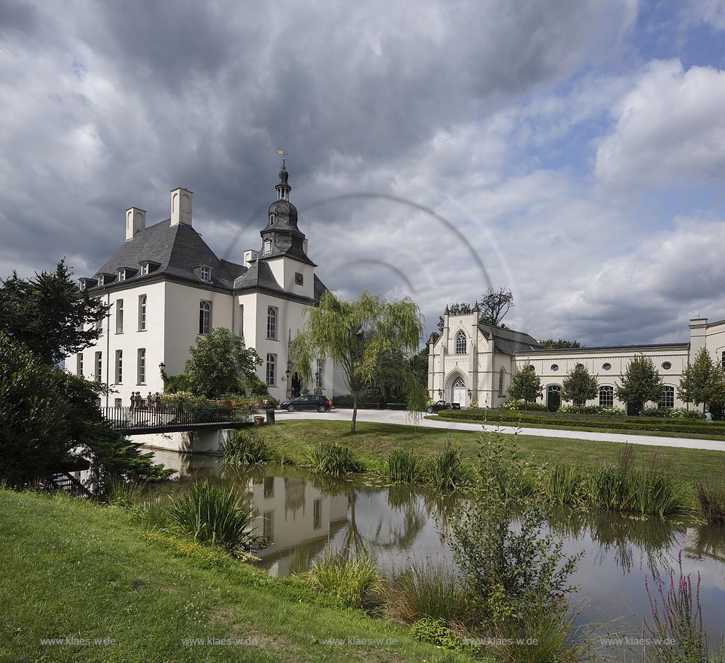 Huenxe-Gartrop, "Schloss Gartrop", Blick zum Schloss mit Wasserspiegelung und stimmungsvollem Wolkenhimmel; Wasserschloss; Huenxe-Gartrop, "Schloss Gartrop", view to the water castle with mirroring in the water and impressive clouded sky.