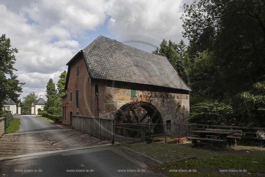 Huenxe-Gartrop, Wassermuehle mit Wolkenhimmel; Huenxe-Gartrop, watermill with cloued sky.