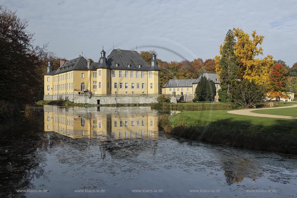 Juechen, Wasserschloss Schloss Dyck mit Wassergraben, eines der bedeutendsten Wasserschloesser des Rheinlandes; Juechen, moated castle Schloss Dyck with water moat.