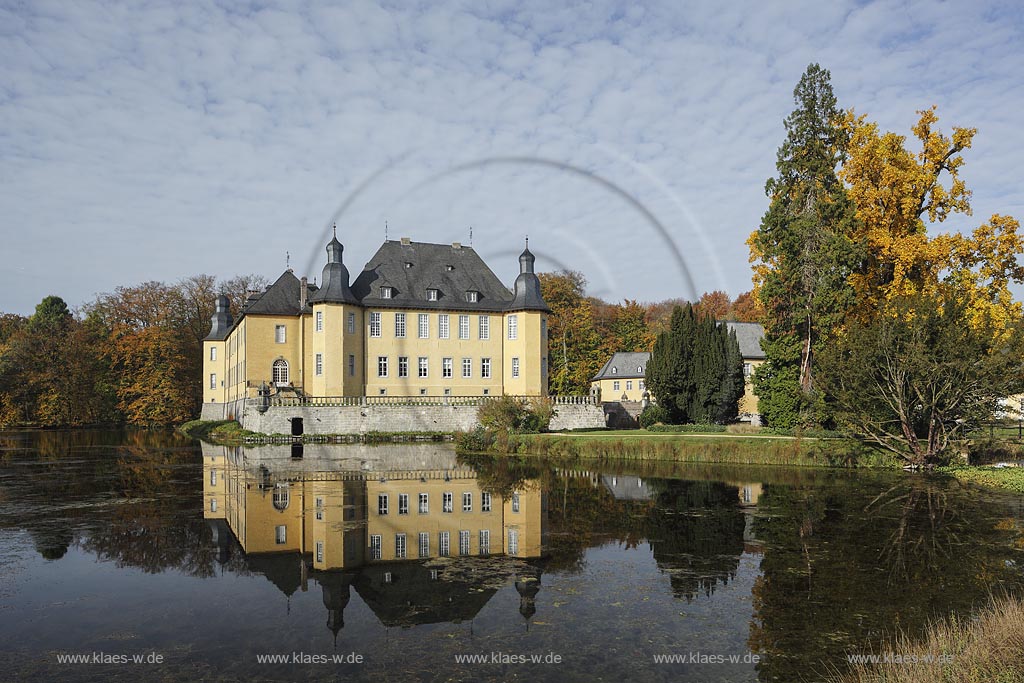 Juechen, Wasserschloss Schloss Dyck mit Wassergraben, eines der bedeutendsten Wasserschloesser des Rheinlandes; Juechen, moated castle Schloss Dyck with water moat.