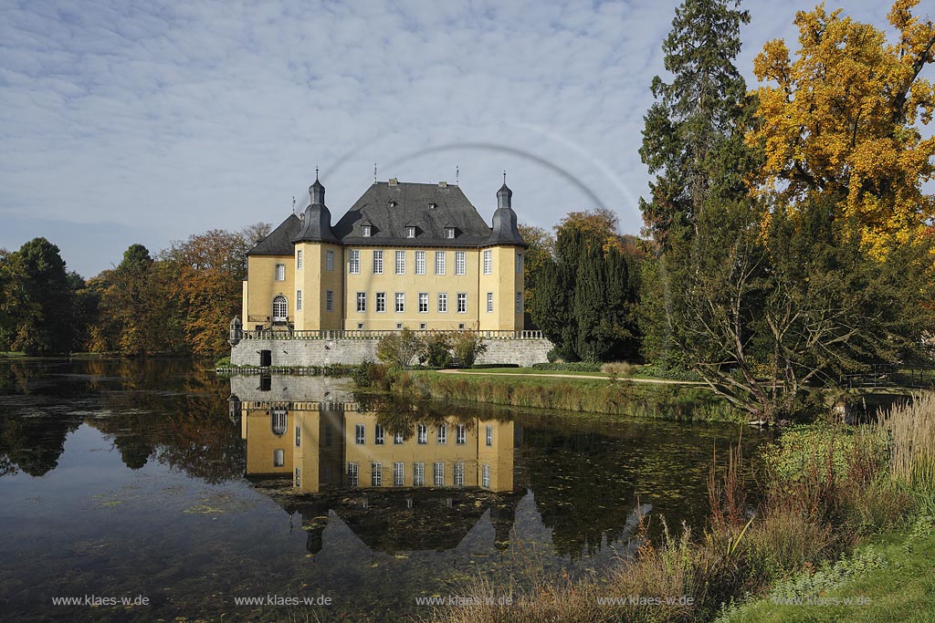 Juechen, Wasserschloss Schloss Dyck mit Wassergraben, eines der bedeutendsten Wasserschloesser des Rheinlandes; Juechen, moated castle Schloss Dyck with water moat.