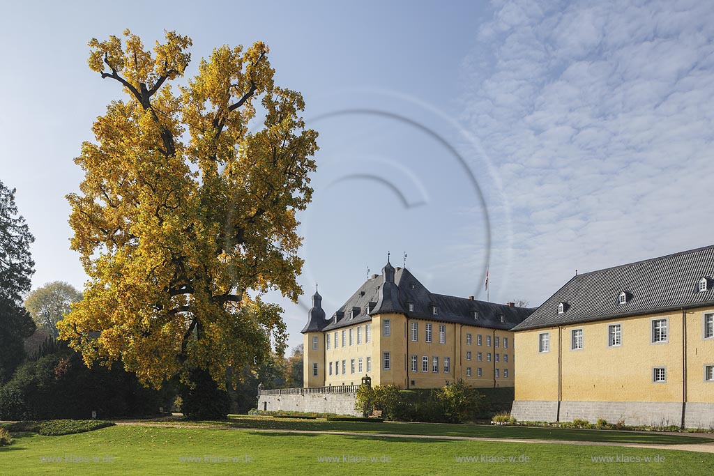 Juechen, Schloss Dyck, eines der bedeutendsten Wasserschloesser des Rheinlandes; Juechen, moated castle Schloss Dyck. 