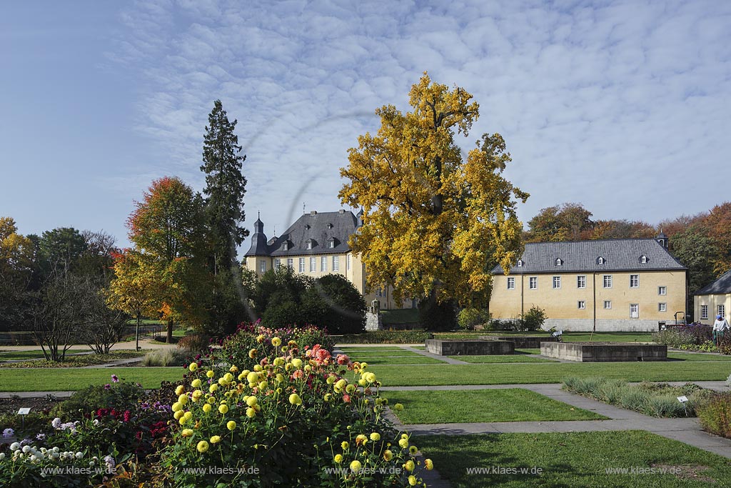 Juechen, Schloss Dyck, eines der bedeutendsten Wasserschloesser des Rheinlandes; Juechen, moated castle Schloss Dyck. 