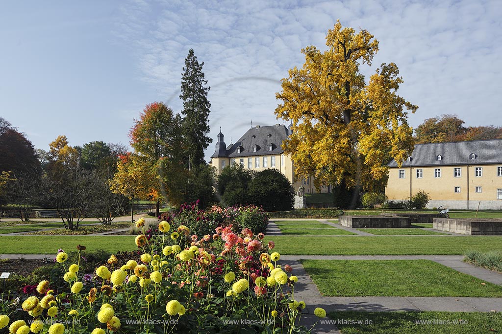 Juechen, Schloss Dyck, eines der bedeutendsten Wasserschloesser des Rheinlandes; Juechen, moated castle Schloss Dyck. 