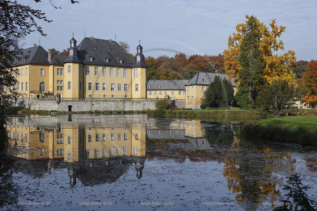 Juechen, Wasserschloss Schloss Dyck mit Wassergraben, eines der bedeutendsten Wasserschloesser des Rheinlandes; Juechen, moated castle Schloss Dyck with water moat.