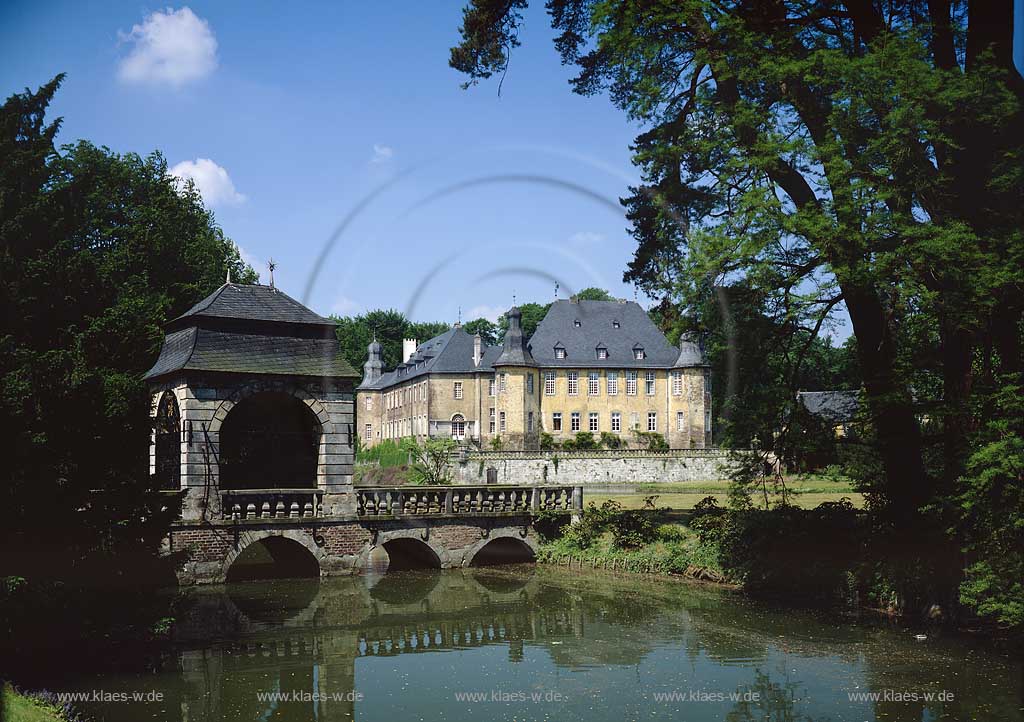 Jchen, Juechen, Kreis Neuss, Niederrhein, Regierungsbezirk Dsseldorf, Blick auf Schloss, Wasserschloss Dyck mit Steinbrcke, Steinbruecke und Schlossgraben in Sommerlandschaft   