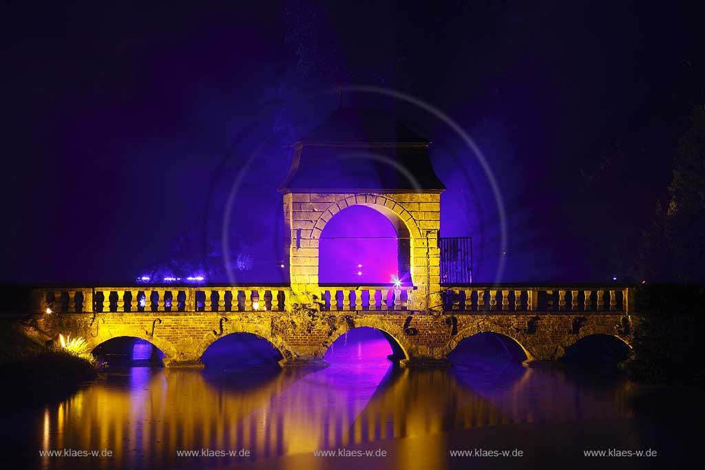 Steinbrcke Steinbruecke mit Pavillon im Schlosspark Schloss Dyck in Jchen Juechen Nachtaufnahme whrend der Illumina