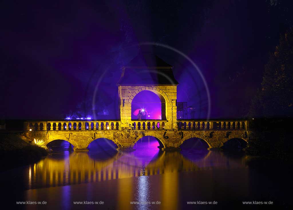 Steinbrcke Steinbruecke mit Pavillon im Schlosspark Schloss Dyck in Jchen Juechen Nachtaufnahme whrend der Illumina