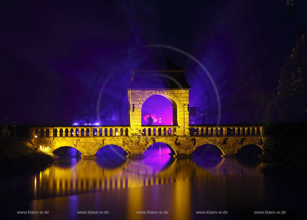 Steinbrcke Steinbruecke mit Pavillon im Schlosspark Schloss Dyck in Jchen Juechen Nachtaufnahme whrend der Illumina