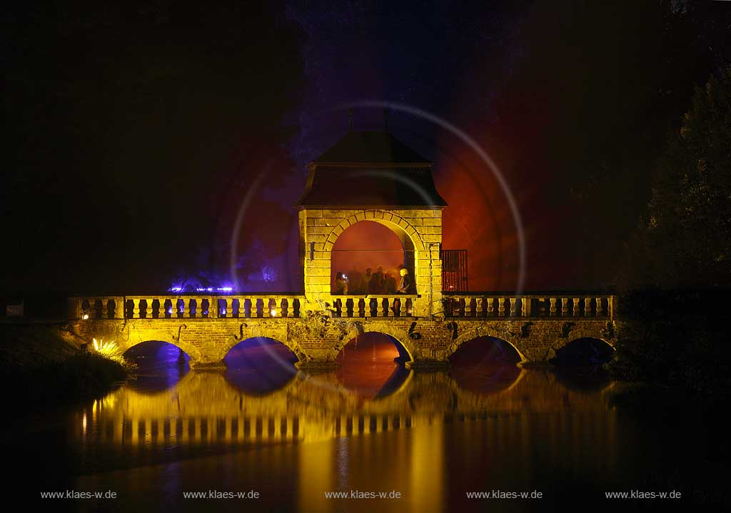 Steinbrcke Steinbruecke mit Pavillon im Schlosspark Schloss Dyck in Jchen Juechen Nachtaufnahme whrend der Illumina