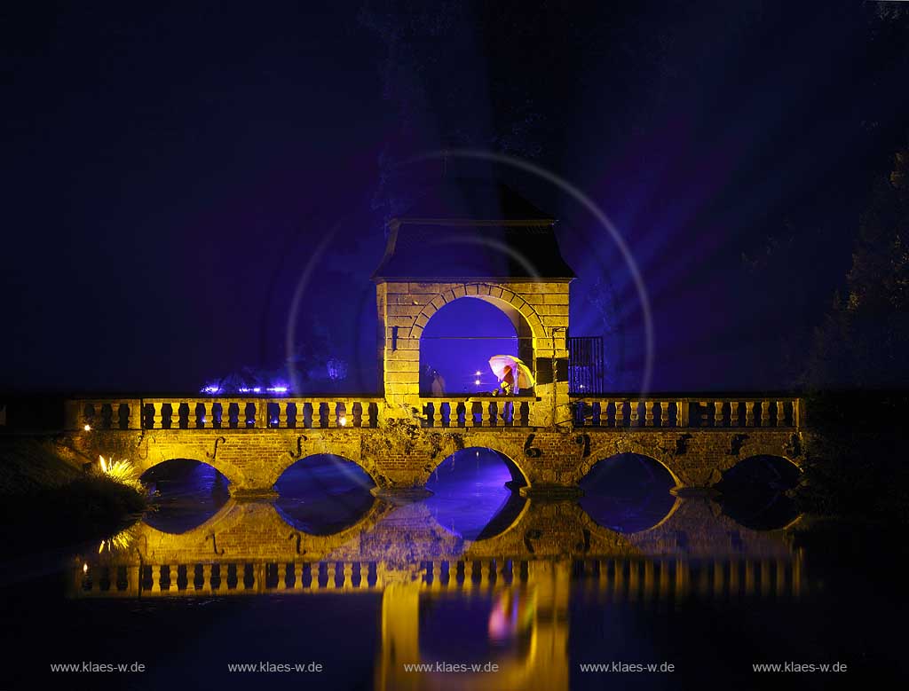 Steinbrcke Steinbruecke mit Pavillon im Schlosspark Schloss Dyck in Jchen Juechen Nachtaufnahme whrend der Illumina