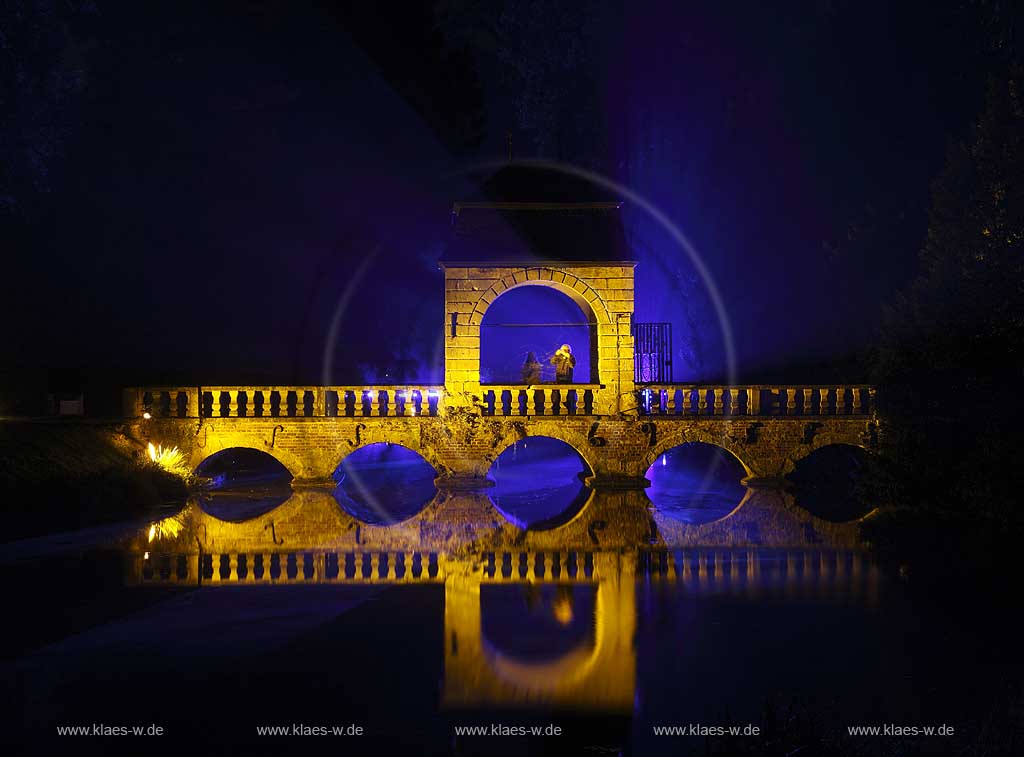 Steinbrcke Steinbruecke mit Pavillon im Schlosspark Schloss Dyck in Jchen Juechen Nachtaufnahme whrend der Illumina