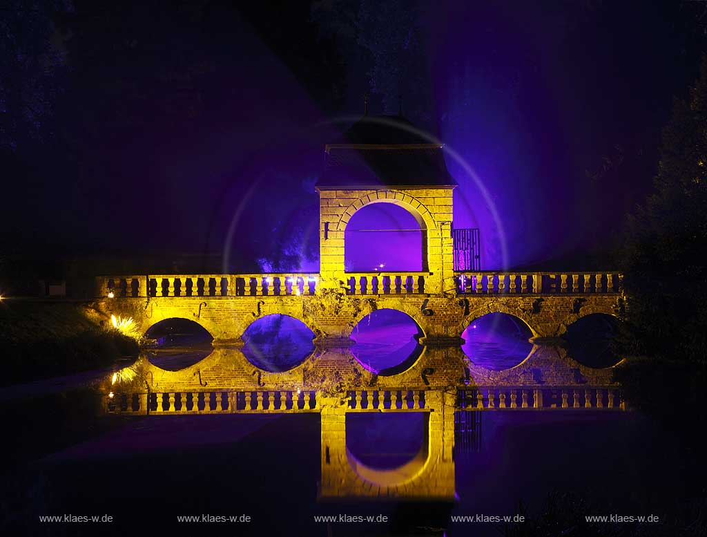 Steinbrcke Steinbruecke mit Pavillon im Schlosspark Schloss Dyck in Jchen Juechen Nachtaufnahme whrend der Illumina