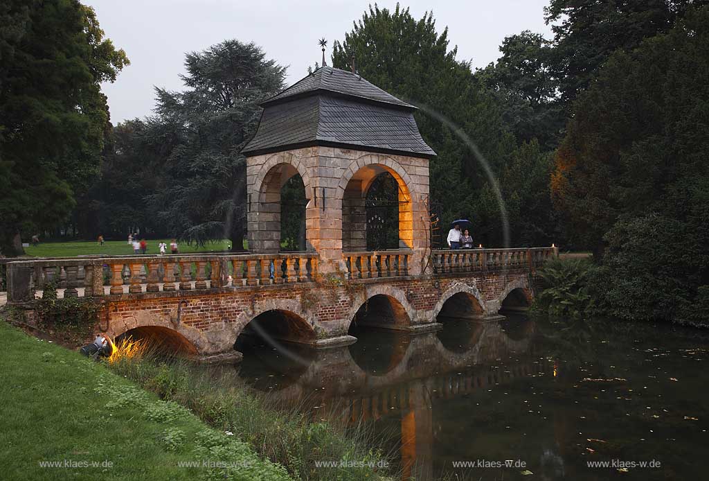 Steinbrcke Steinbruecke mit Pavillon im Schlosspark Schloss Dyck in Jchen Juechen im Abendlicht whrend der Illumina