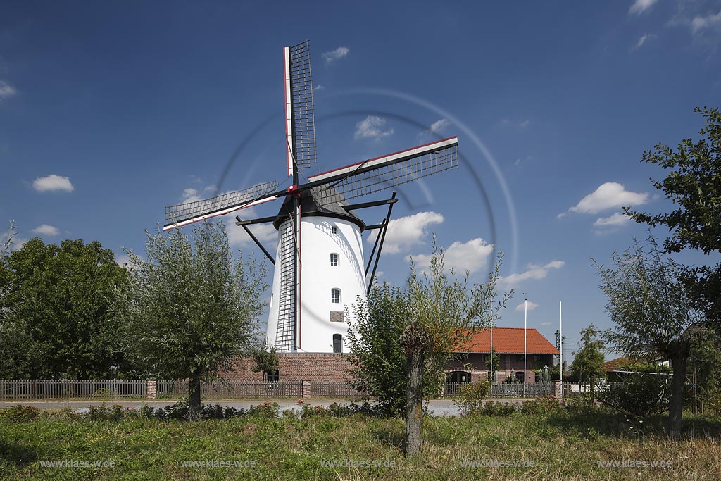 Kaarst-Buettgen, Braunsmuehle, vollstaendig restaurierte Windmuehle hollaendischer Bauart; Kaarst-Buettgen, completely restored windmill in durch building technique.