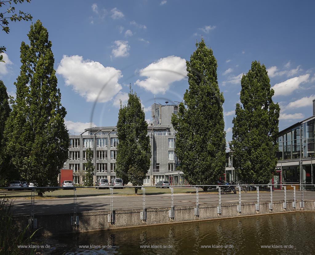 Kaarst, Rathaus in der Ortsmitte am Stadtsee, erbaut nach dem Zusammenschluss der Gemeinden Kaarst und Buettgen; Kaarst, town hall in town center, built after fusion of Kaarst and Buettgen.