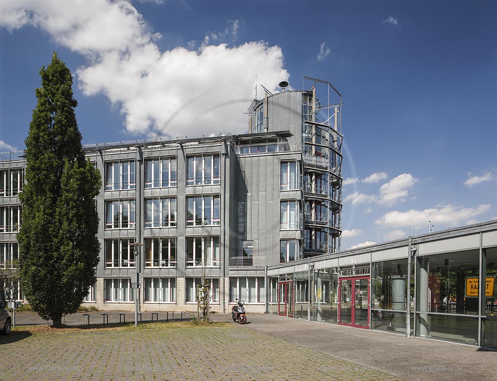 Kaarst, Rathaus in der Ortsmitte am Stadtsee, erbaut nach dem Zusammenschluss der Gemeinden Kaarst und Buettgen; Kaarst, town hall in town center, built after fusion of Kaarst and Buettgen.