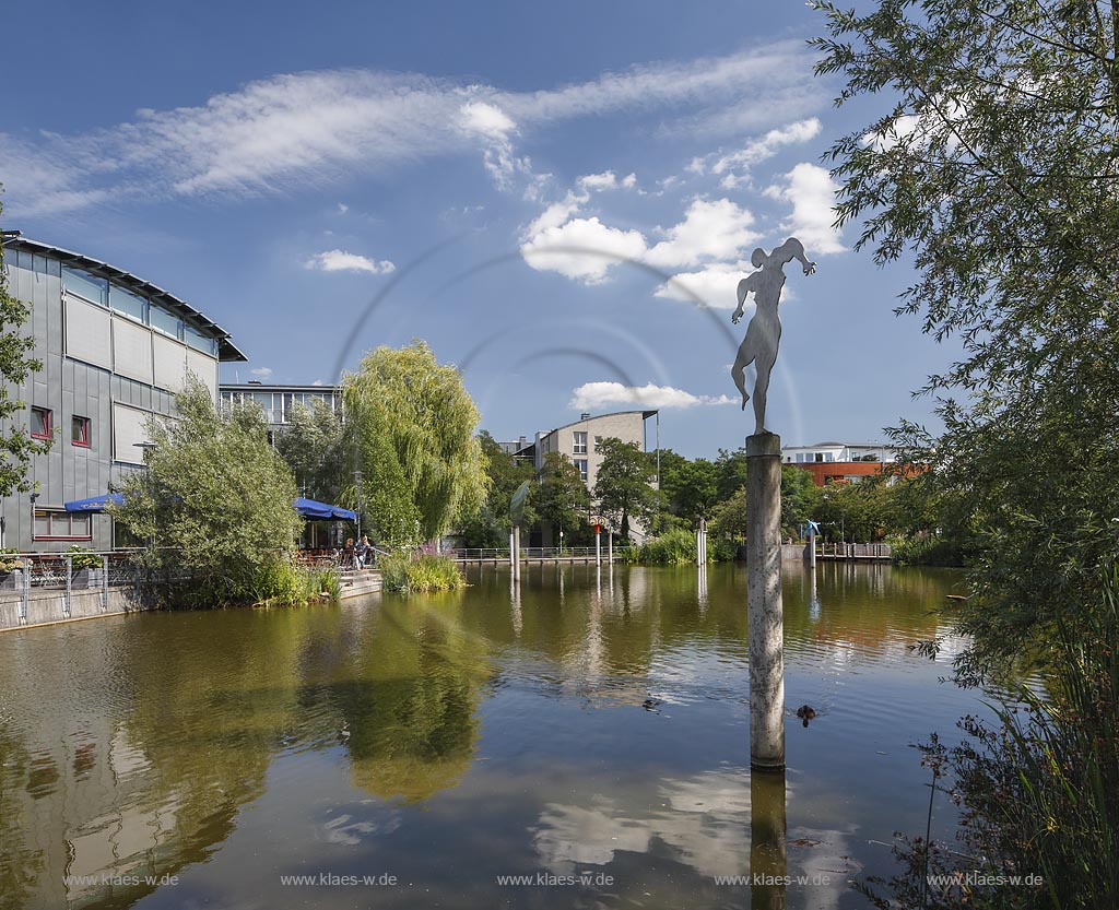 Kaarst, Stadtpark mit Stadtsee und Steelen in der Ortsmitte am Rathaus; Kaarst city park with city lake next to the town hall.