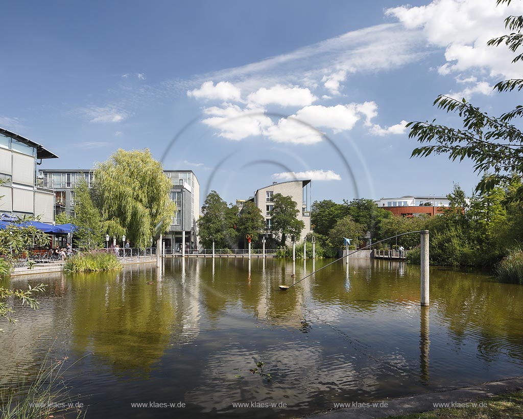 Kaarst, Stadtpark mit Stadtsee und Steelen in der Ortsmitte am Rathaus; Kaarst city park with city lake next to the town hall.