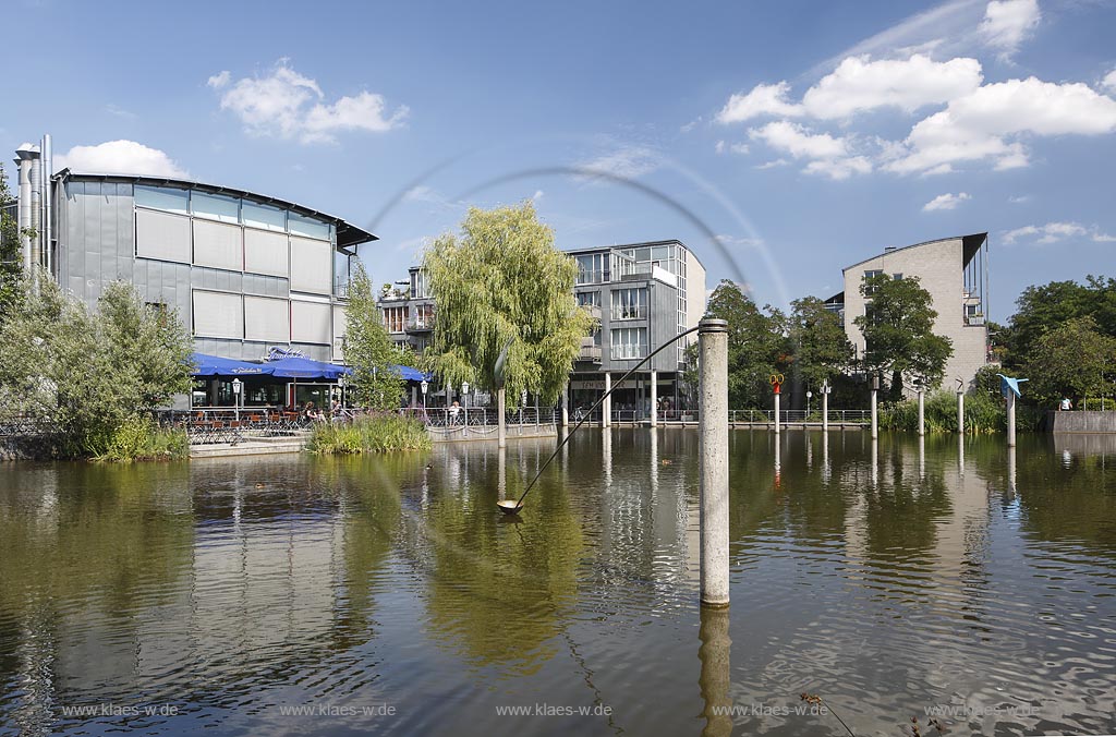 Kaarst, Stadtpark mit Stadtsee und Steelen in der Ortsmitte am Rathaus; Kaarst city park with city lake next to the town hall.
