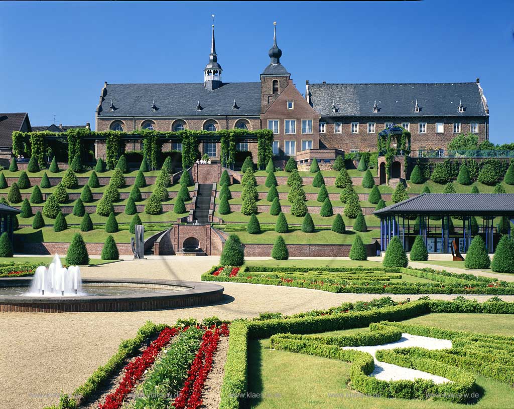 Kamp-Lintfort, Kreis Wesel, Niederrhein, Regierungsbezirk Dsseldorf, Blick auf Karmeliterkloster Kamp mit  Barockgarten im Sommer 