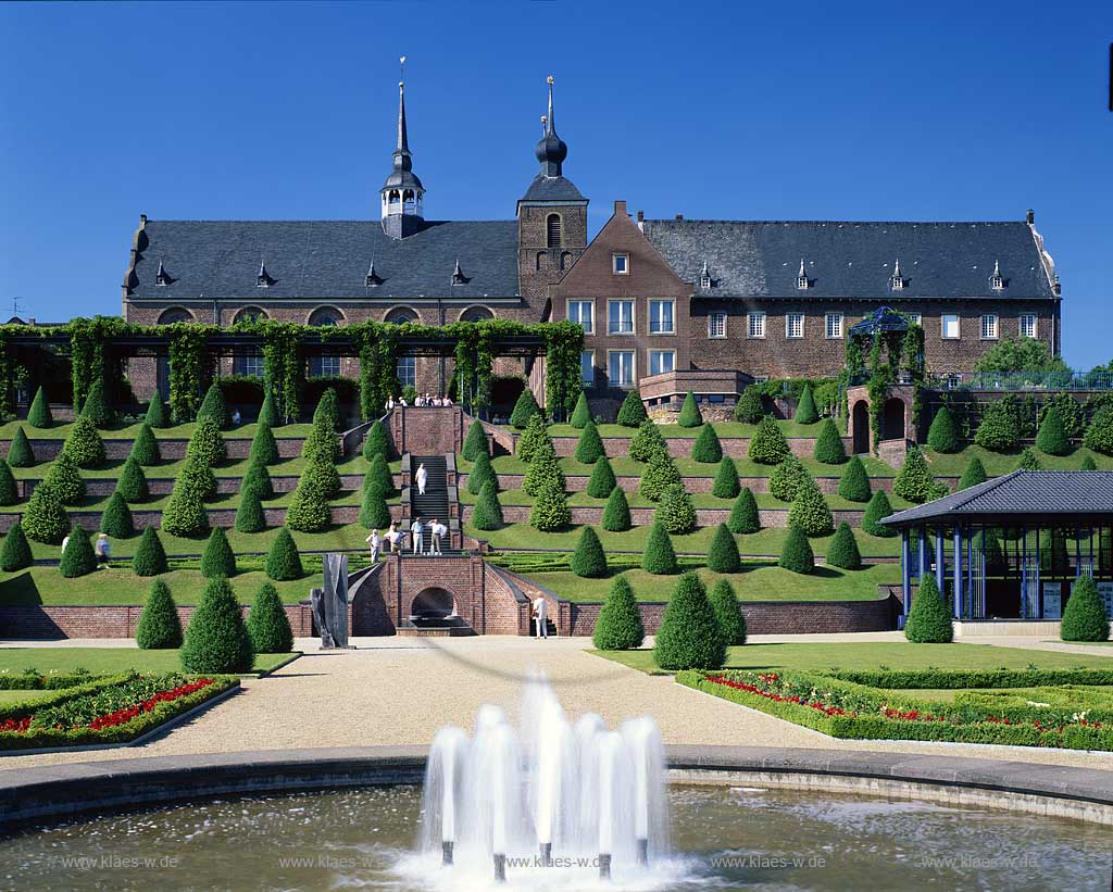 Kamp-Lintfort, Kreis Wesel, Niederrhein, Regierungsbezirk Dsseldorf, Blick auf Karmeliterkloster Kamp mit  Barockgarten im Sommer 