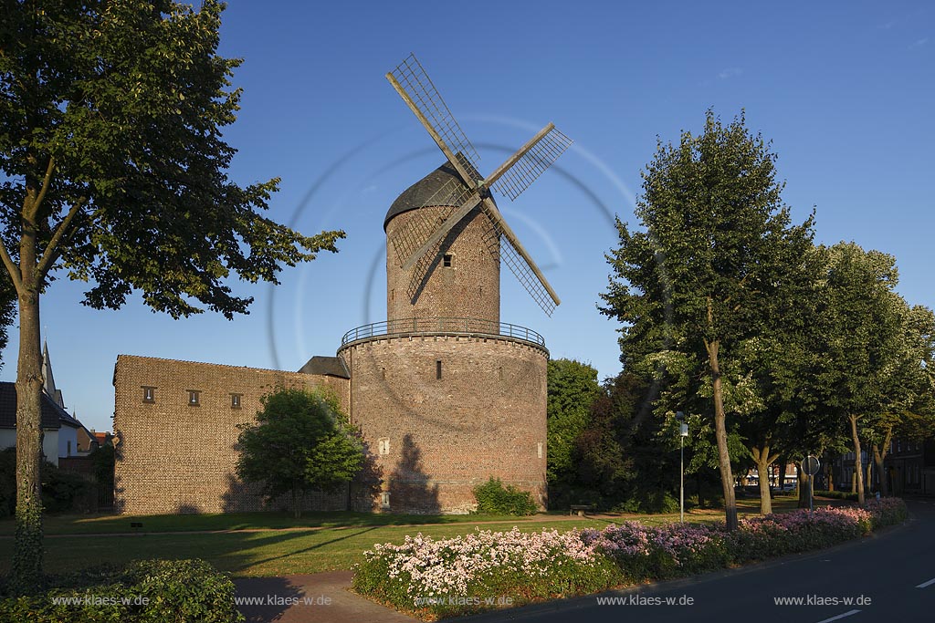 Kempen, Kempener Stadtmuehle, die restaurierte Windmuehle wurde in die Stadtmauer eingearbeitet; Kempen, restored in town wall incorporated windmill.