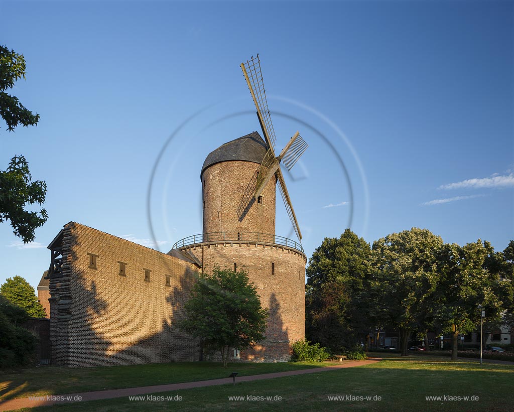 Kempen, Kempener Stadtmuehle, die restaurierte Windmuehle wurde in die Stadtmauer eingearbeitet; Kempen, restored in town wall incorporated windmill.