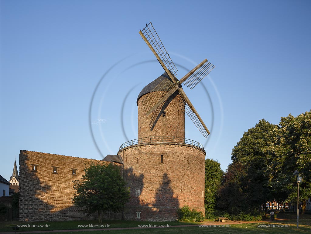 Kempen, Kempener Stadtmuehle, die restaurierte Windmuehle wurde in die Stadtmauer eingearbeitet; Kempen, restored in town wall incorporated windmill.