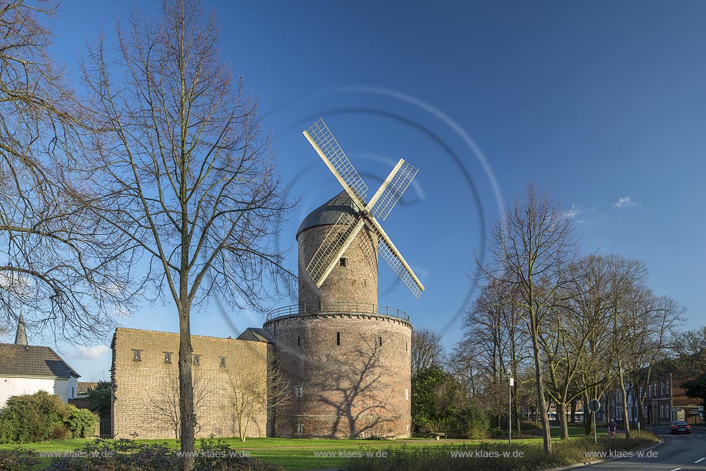 Kempen, Kempener Stadtmuehle, die restaurierte Windmuehle wurde in die Stadtmauer eingearbeitet; Kempen, restored in town wall incorporated windmill.