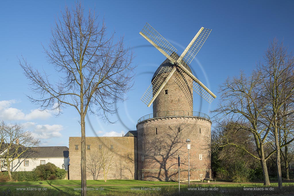 Kempen, Kempener Stadtmuehle, die restaurierte Windmuehle wurde in die Stadtmauer eingearbeitet; Kempen, restored in town wall incorporated windmill.