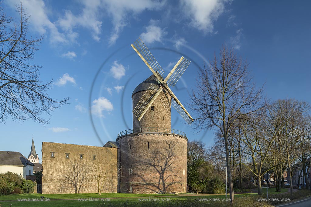 Kempen, Kempener Stadtmuehle, die restaurierte Windmuehle wurde in die Stadtmauer eingearbeitet; Kempen, restored in town wall incorporated windmill.