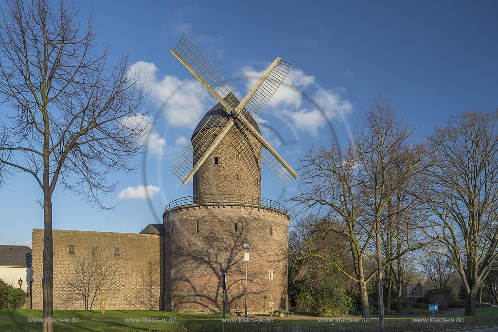 Kempen, Kempener Stadtmuehle, die restaurierte Windmuehle wurde in die Stadtmauer eingearbeitet; Kempen, restored in town wall incorporated windmill.