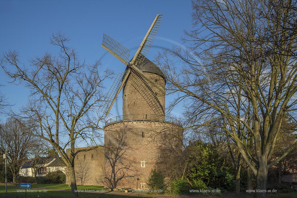 Kempen, Kempener Stadtmuehle, die restaurierte Windmuehle wurde in die Stadtmauer eingearbeitet; Kempen, restored in town wall incorporated windmill.