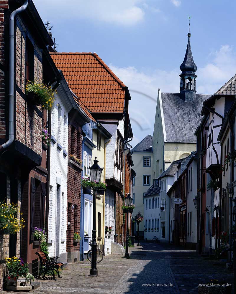 Kempen, Kreis Viersen, Niederrhein, Regierungsbezirk Dsseldorf, Blick in Tiefstrasse mit Sicht zur Kirche    