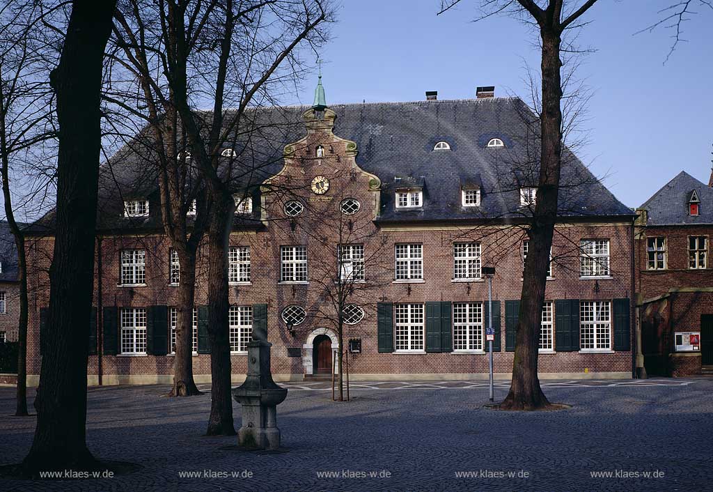 Kevelaer, Kreis Kleve, Niederrhein, Regierungsbezirk Dsseldorf, Blick auf Priesterhaus und Kirchplatz    