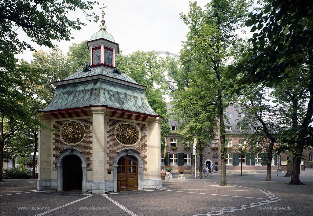 Kevelaer, Kreis Kleve, Niederrhein, Regierungsbezirk Dsseldorf, Blick auf  Gnadenkapelle mit Sicht zum Priesterhaus    