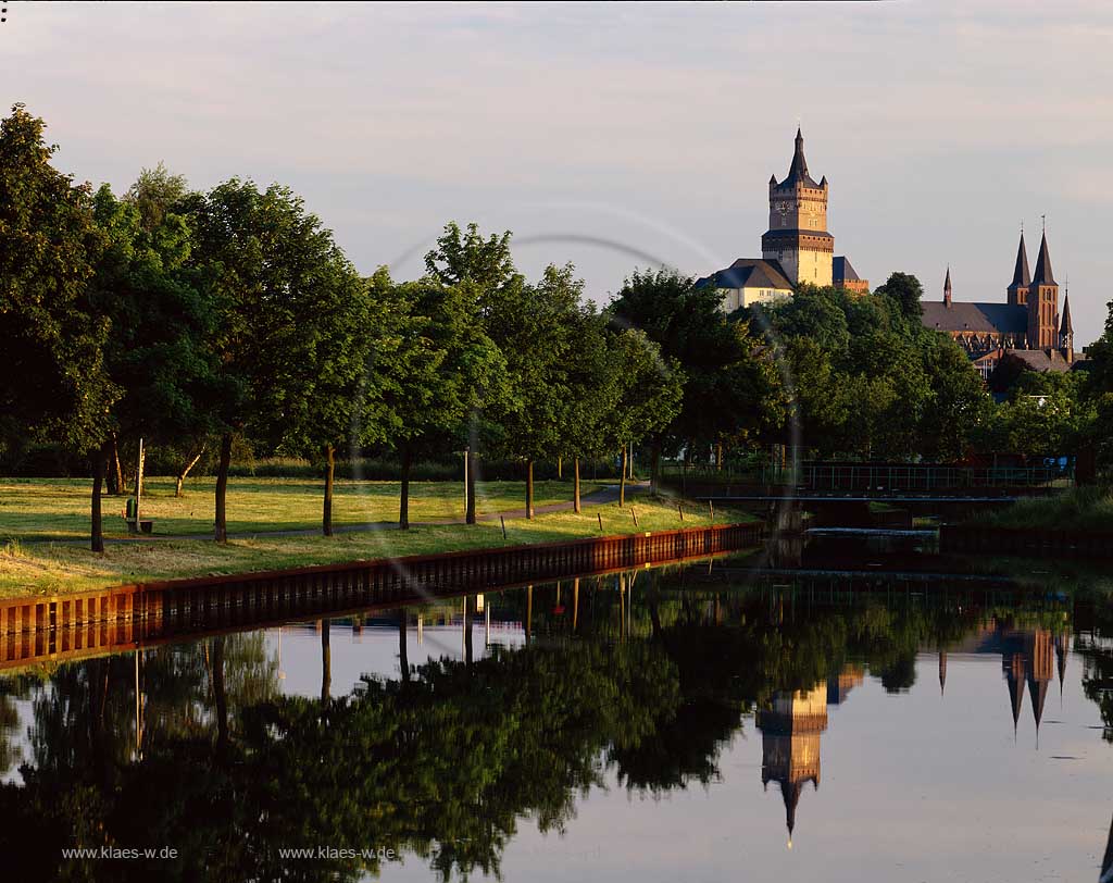 Kleve, Kreis Kleve, Niederrhein, Regierungsbezirk Dsseldorf, Blick ber, ueber Hafen auf Schwanenburg und Stiftskirche Maria Himmelfahrt mit Wasserspiegelung 