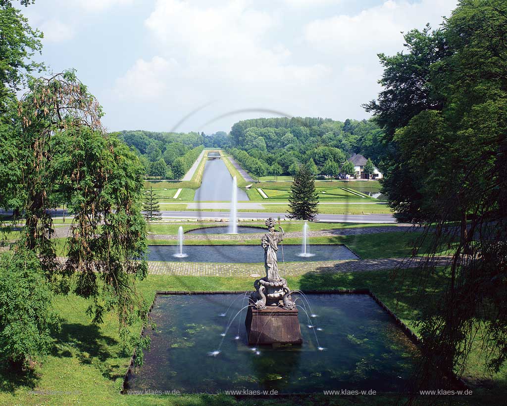 Kleve, Kreis Kleve, Niederrhein, Regierungsbezirk Dsseldorf, Blick auf Park mit Prinz Moritz Kanal und Springbrunnen in Sommerlandschaft