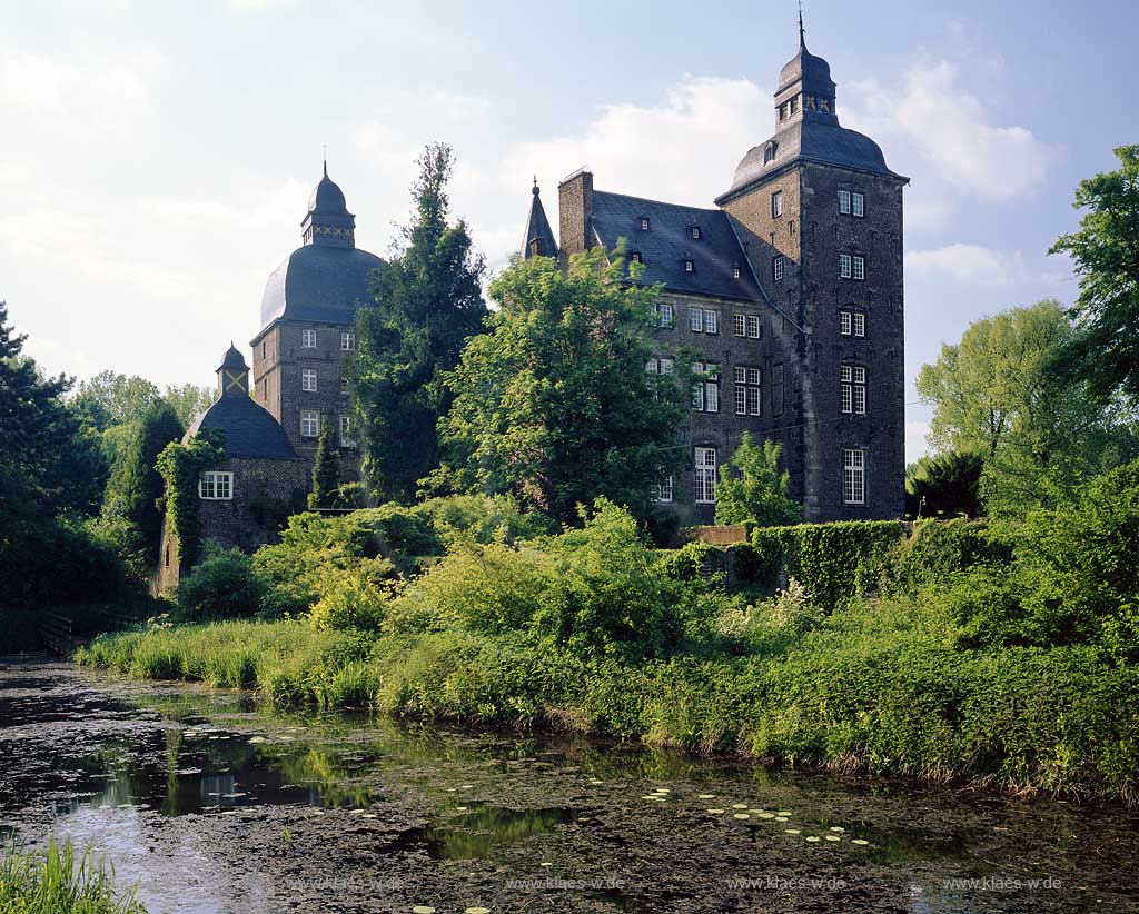 Korschenbroich, Rhein-Kreis Neuss, Niederrhein, Regierungsbezirk Dsseldorf, Blick auf Wasserschloss, Schloss Myllendonk mit Schlossteich in Sommerlandschaft