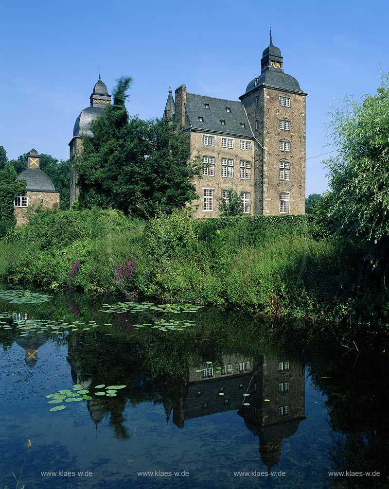 Korschenbroich, Rhein-Kreis Neuss, Niederrhein, Regierungsbezirk Dsseldorf, Blick auf Wasserschloss, Schloss Myllendonk mit Schlossteich in Sommerlandschaft