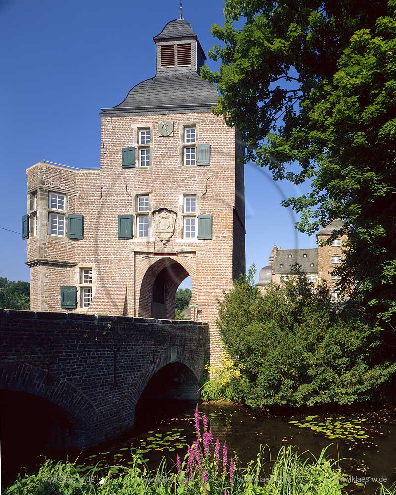 Korschenbroich, Rhein-Kreis Neuss, Niederrhein, Regierungsbezirk Dsseldorf, Blick auf Vorburg von Wasserschloss, Schloss Myllendonk mit Steinbrcke, Steinbruecke und Wassergraben im Sommer