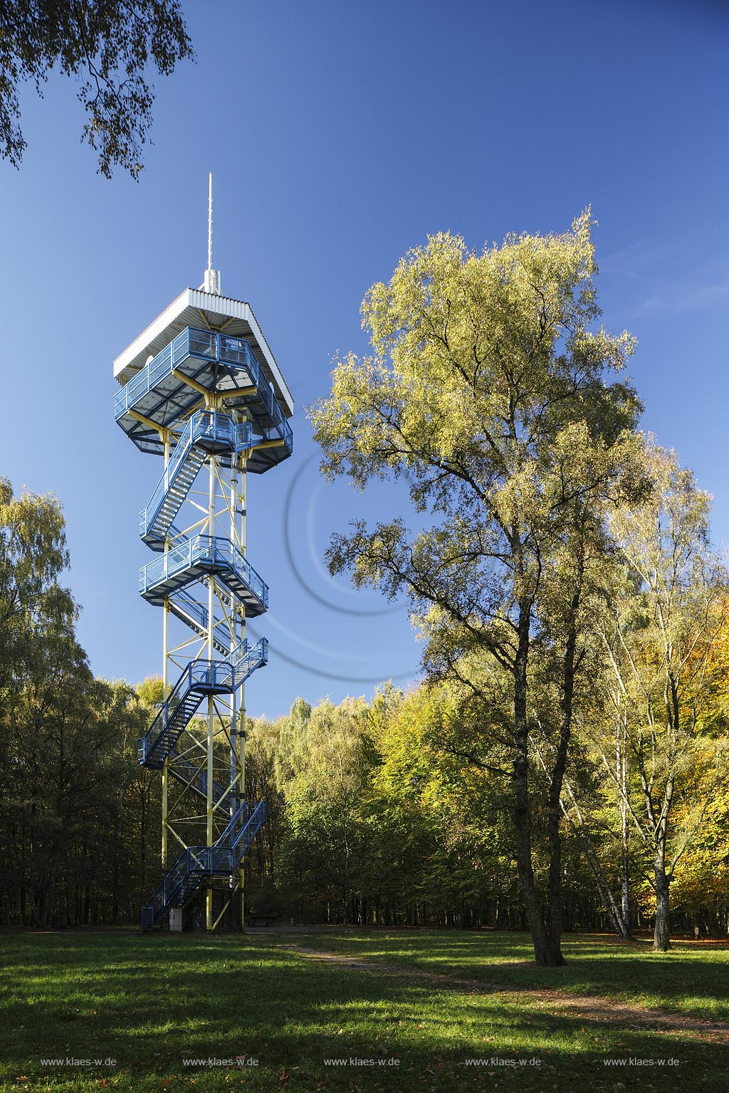 Krefeld-Huels, Huelser Berg mit Aussichsturm Johannesturm am Huelser Berg; Krefeld-Huels, mountain Huelser Berg with  look-out tower Johannesturm.