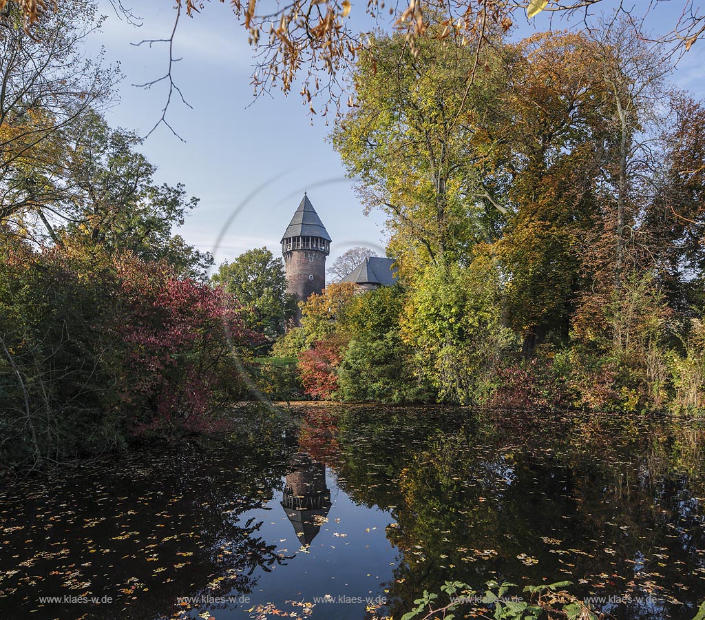 Krefeld-Linn, Wasserburg Burg Linn mit Wassergraben; Krefeld-Linn, moated castle Burg Linn with water moat.