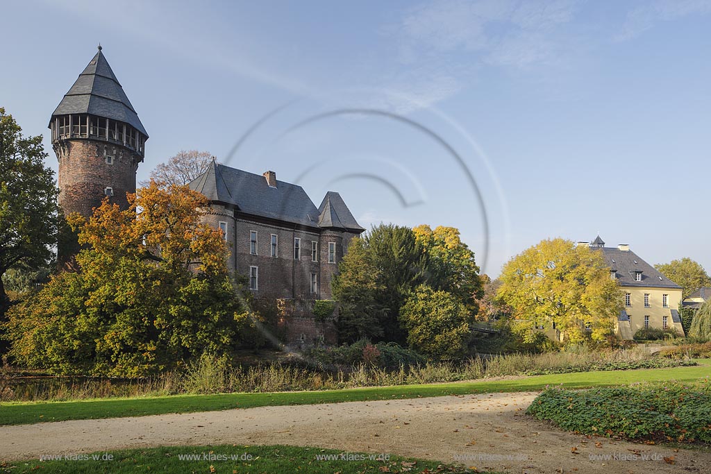 Krefeld-Linn, Wasserburg Burg Linn in der Herbstsonne; Krefeld-Linn, moated castle Burg Linn in autumn sun.